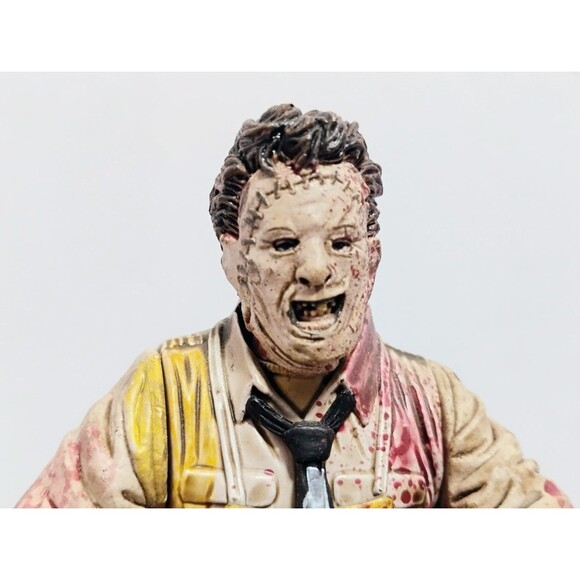 1998 MCFARLANE TOYS MOVIE MANIACS SERIES 1 LEATHERFACE BLOODY VERSION FIGURE - Picture 3 of 10